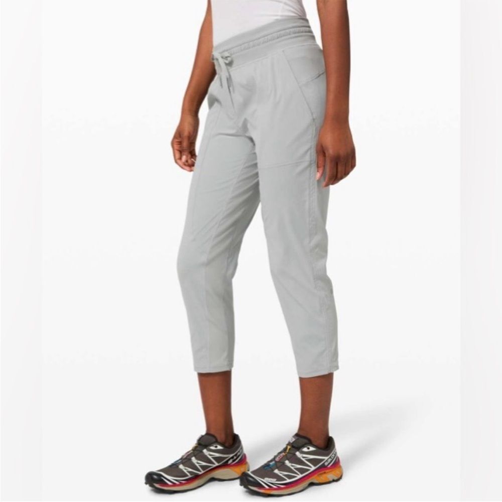 Lululemon Women’s Gray Dance Studio Crop *25" in Size 2 Silver Drop